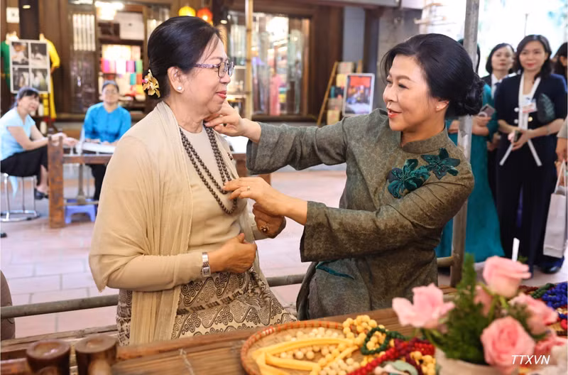Las primeras damas de Vietnam, Ngo Phuong Ly, y de Myanmar, Kyu Kyu Hla, en la aldea de seda Van Phuc. (Foto: Nhan Dan)