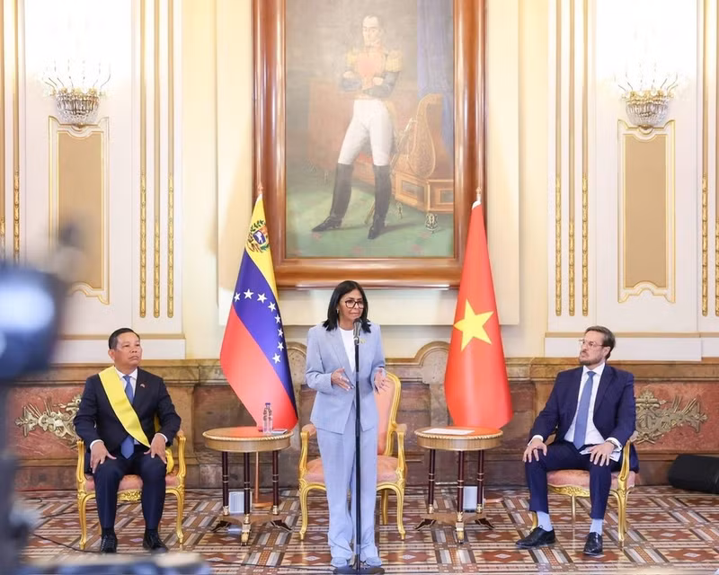 La presidenta encargada de Venezuela, Delcy Rodríguez, habla en la cita. (Foto: Embajada de Vietnam en Venezuela)