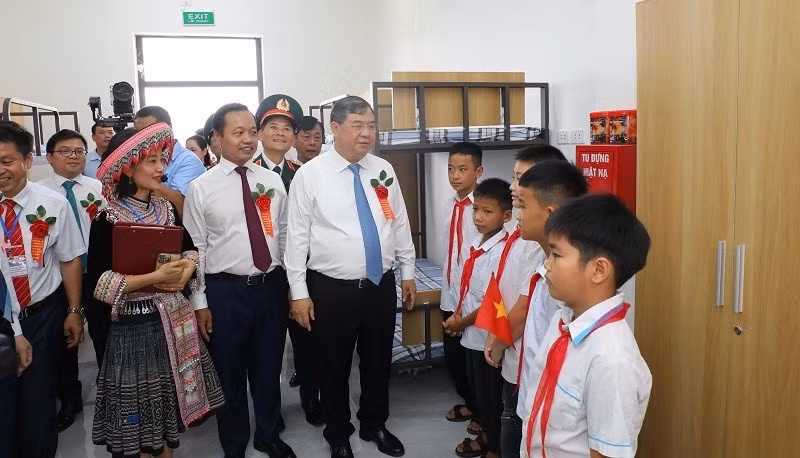 Gia Tuc visita los dormitorios de los alumnos.