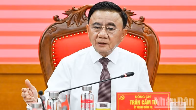El miembro del Buró Político y permanente del Secretariado del Comité Central del Partido Comunista de Vietnam, Tran Cam Tu, habla en la cita (Foto: Nhan Dan)