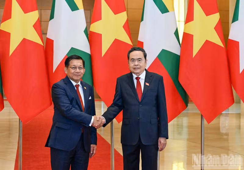 El presidente de la Asamblea Nacional de Vietnam, Tran Thanh Man, recibe al presidente de Myanmar, Min Aung Hlaing. (Foto: Nhan Dan)