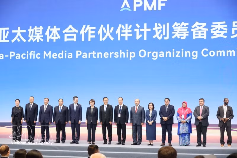 La subdirectora general de la VNA, Doan Thi Tuyet Nhung (quinta por la derecha), y representantes de agencias de noticias y medios de comunicación de la región participan en la ceremonia de lanzamiento del Comité Preparatorio del Programa de Asociación de Medios de Asia-Pacífico. (Foto: VNA)