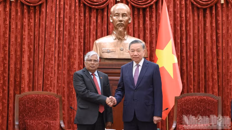 El secretario general del Partido Comunista y presidente de Vietnam, To Lam, recibe al embajador de Bangladés, Mohammad Lutfor Rahman. (Foto: Nhan Dan)