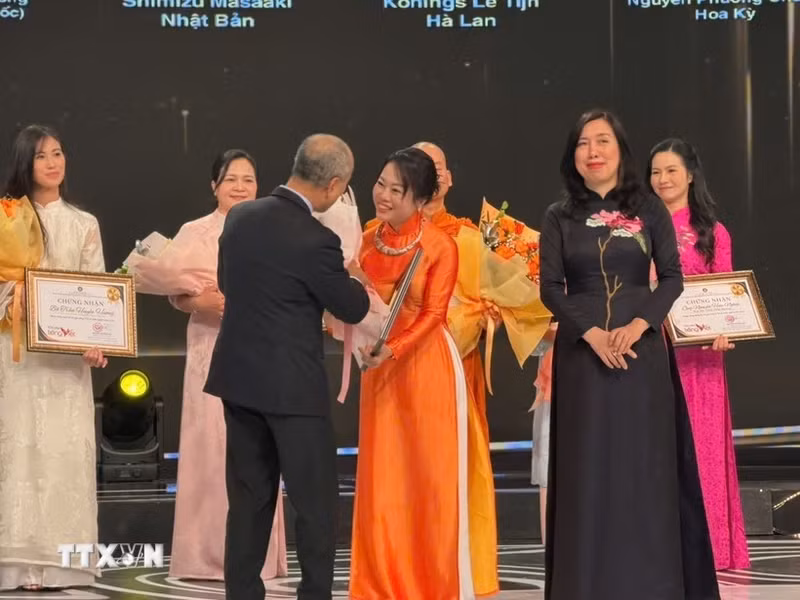 Nguyen Thi Lien Huong, profesora de la Universidad Nacional de Taiwán (China), en la ceremonia de entrega del Premio al Embajador Vietnamita en el Extranjero 2026. (Foto: VNA)