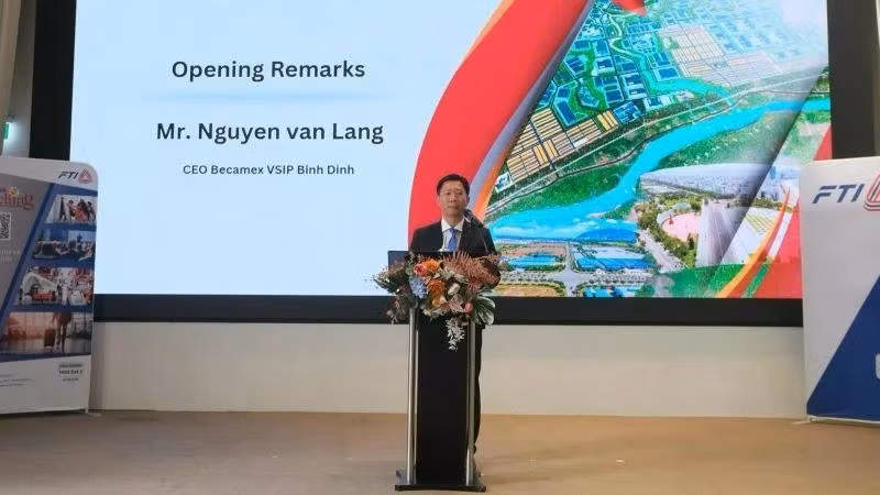 El director general de la Sociedad Anónima Becamex Binh Dinh, Nguyen Van Lang, habla en la cita. (Foto: Nhan Dan)