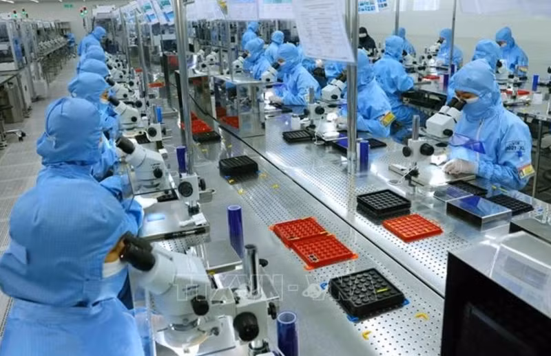 Línea de producción de módulos de cámara y componentes electrónicos para exportación en la fábrica de MCNEX VINA Co., Ltd., con una inversión 100% sudcoreana, en el Parque Industrial Phuc Son, provincia de Ninh Binh. (Foto: VNA)
