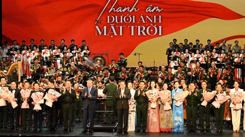 El secretario general del Partido Comunista de Vietnam, To Lam, y el presidente de la Asamblea Nacional, Tran Thanh Man, junto con otros dirigentes del país, asisten al concierto.