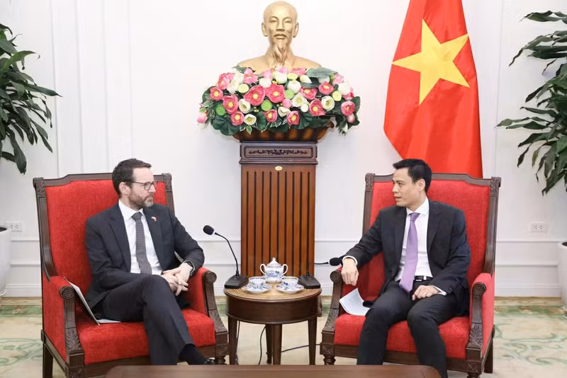 El vicecanciller vietnamita Dang Hoang Giang (derecha) recibe a Iain Frew, embajador del Reino Unido en Hanói (Foto: baoquocte.vn)