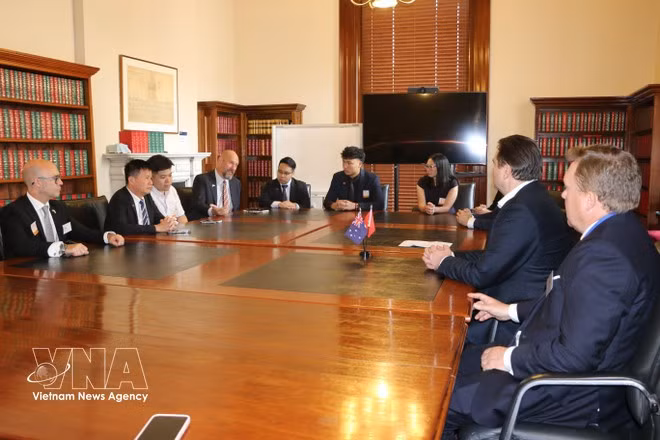 En una reunión entre representantes de VPAM, el VIFC, empresas vietnamitas y Export Finance Australia. (Foto: VNA)