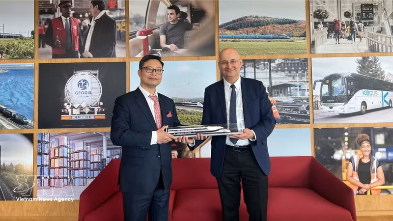 El embajador de Vietnam en Francia, Trinh Duc Hai, se reúne con Diego Díaz, presidente de SNCF International, filial de la Compañía Nacional de Ferrocarriles de Francia (SNCF). Foto: VNA