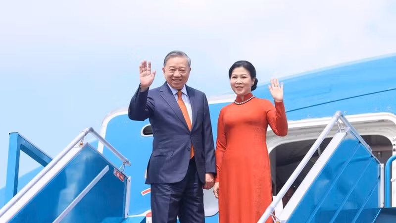 El secretario general del Comité Central del Partido Comunista de Vietnam (PCV), To Lam, y su esposa Ngo Phuong Ly, parten de Hanói para una visita oficial a Finlandia. (Foto: VNA)