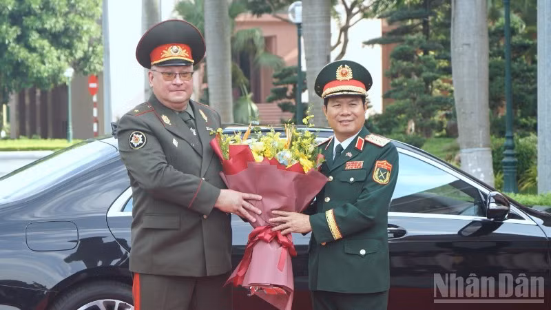 El general Nguyen Tan Cuong, jefe del Estado Mayor General del Ejército Popular de Vietnam y viceministro de Defensa, recibe al general de división Pavel Muraveiko, jefe del Estado Mayor General de las Fuerzas Armadas y primer viceministro de Defensa de Bielorrusia. (Foto: Nhan Dan)