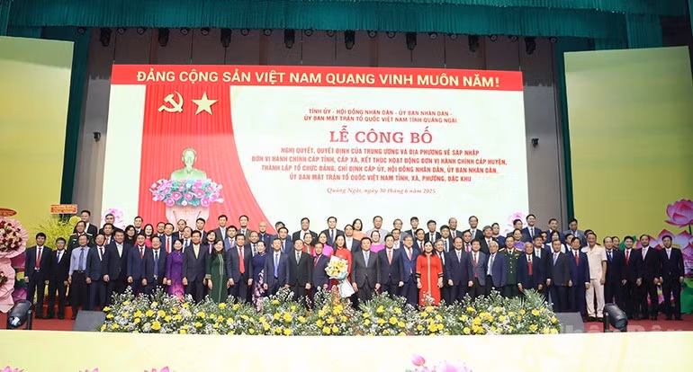 Buró Ejecutivo del Comité del Partido de Quang Ngai después de la fusión.