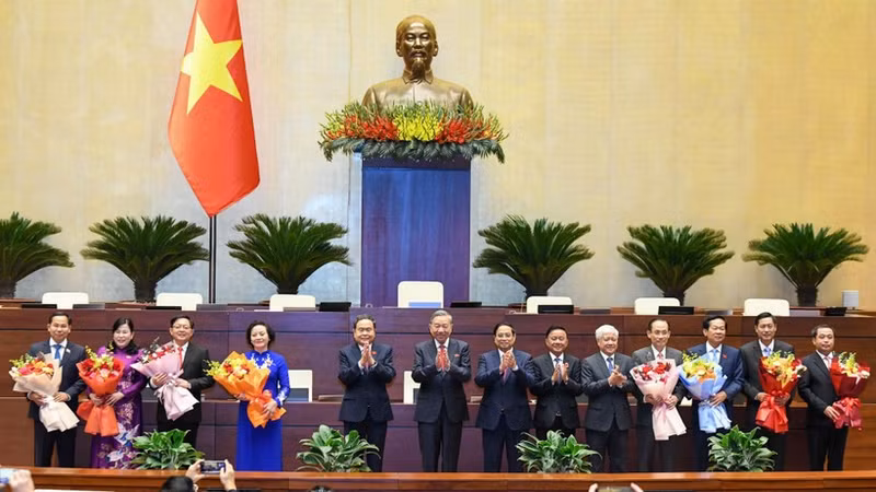 El secretario general del Partido Comunista de Vietnam, To Lam, el primer ministro Pham Minh Chinh, el presidente de la Asamblea Nacional Tran Thanh Man y otros dirigentes del Partido y del Estado ofrecen flores en congratulación a los viceprimeros ministros, ministros y jefes de Comisiones de la Asamblea Nacional. (Foto: Nhan Dan) 
