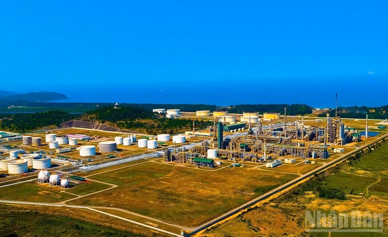 La refinería de Dung Quat, núcleo del crecimiento económico de la provincia de Quang Ngai.