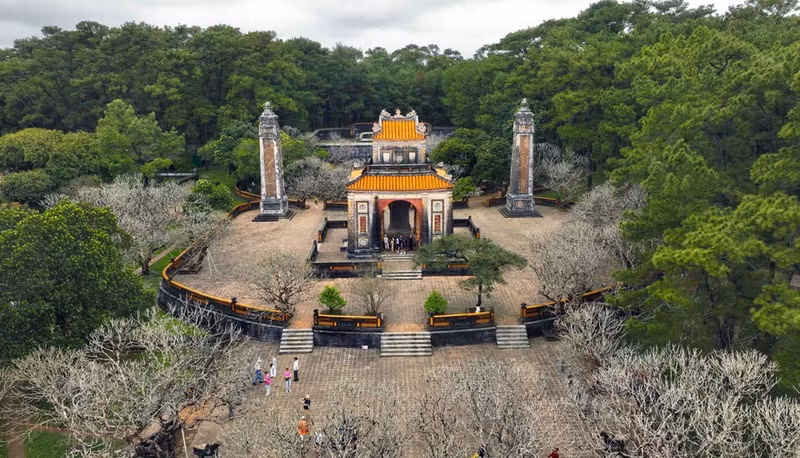 En su viaje para explorar Hue, los turistas no pueden perderse las tumbas reales, lugar de descanso de los reyes de la dinastía Nguyen. En la foto: Tumba de Tu Duc. Foto: VNA
