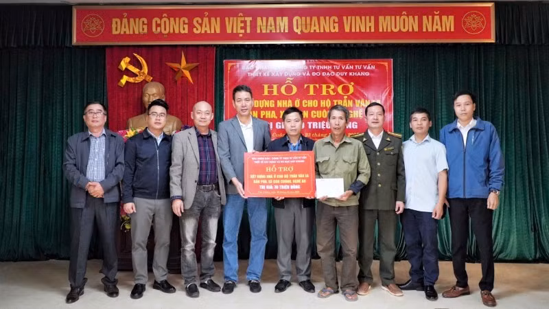 Entregan asistencia financiera para la construcción de viviendas a Tran Van La en la aldea Pha, comuna de Con Cuong, provincia de Nghe An. (Foto: Nhan Dan)