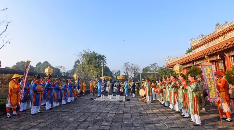 Las actividades del Año Nacional de Turismo de Hue - 2025 atraen a un gran número de turistas. Foto: VNA