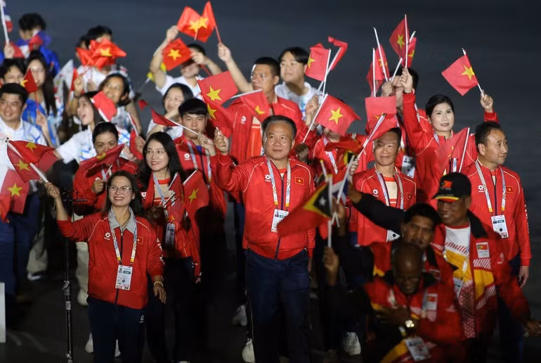 La delegación deportiva vietnamita participa en la ceremonia de clausura.
