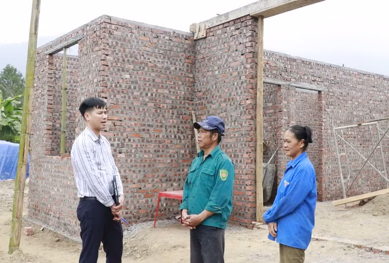 Un funcionario de la comuna de Viet Hong (provincia de Lao Cai) inspecciona la construcción de la casa de una familia local (Foto: VNA)