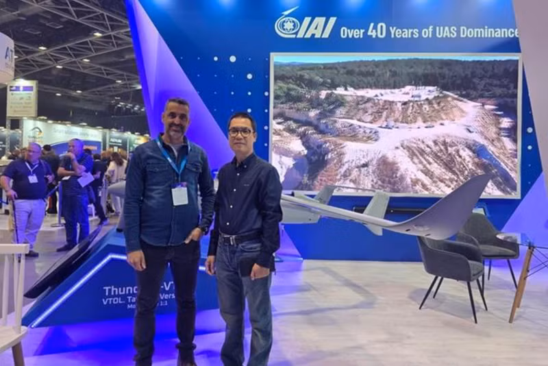 El consejero comercial vietnamita en Israel, Le Thai Hoa, en la exposición de tecnología de drones UVID DroneTech 2025. (Foto: VNA)
