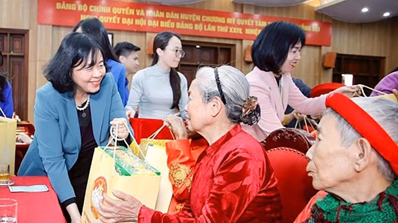 La presidenta del Frente de la Patria de Vietnam, Bui Thi Minh Hoai, entrega obsequios a las personas mayores en Hanói. (Foto: Nhan Dan)