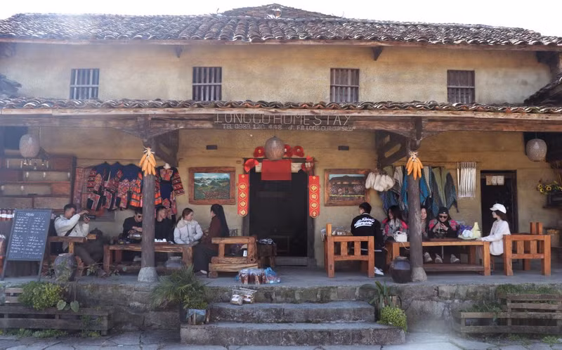 Los turistas disfrutan tomándose fotos y sumergiéndose en el espacio cultural tradicional de Lo Lo Chai.