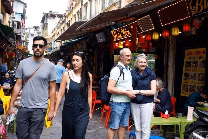 Turistas internacionales visitan el Barrio Antiguo de Hanói. (Foto: VNA)