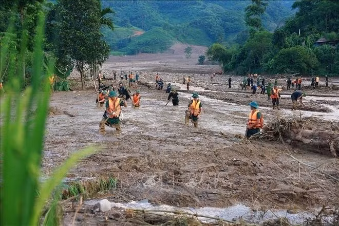 Soldados buscan a los desaparecidos tras un deslizamiento de tierra en la aldea de Lang Nu, comuna de Phuc Khanh, provincia de Lao Cai, en septiembre de 2024. (Foto: VNA)