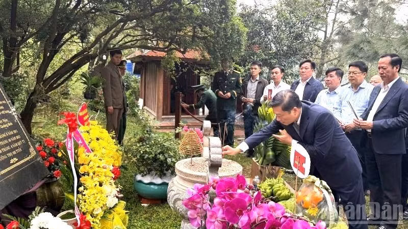 El presidente del Comité Popular de la provincia de Quang Tri, Le Hong Vinh, ofrece incienso ante la tumba del General Vo Nguyen Giap. (Foto: Nhan Dan)
