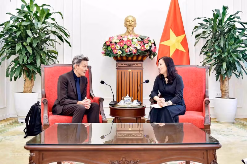 La viceministra de Relaciones Exteriores de Vietnam Le Thi Thu Hang recibe al diputado Rolf Mützenich, miembro de la Comisión de Asuntos Exteriores del Bundestag (Parlamento Federal) de Alemania. (Foto: baoquocte.vn)