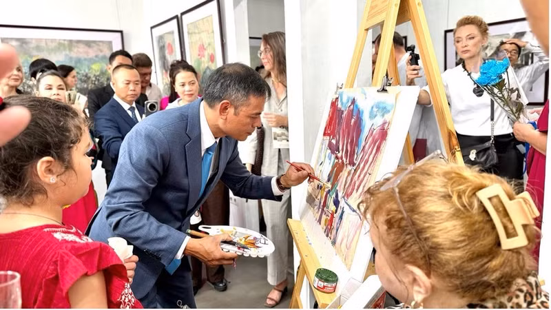 Una demostración de pintura en vivo realizada por el artista Ngo Duc Hoang. (Foto: Nhan Dan)