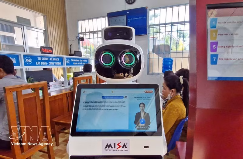 Interfaz de asistente virtual en el robot de recepción de la comuna de Lai Hoa. (Foto: VNA)