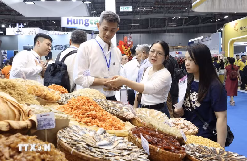 Las empresas presentan productos en la exposición. (Foto: VNA)