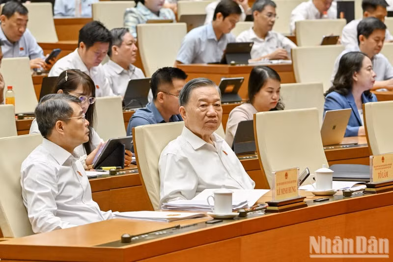 El secretario general del Partido Comunista y presidente de Vietnam, To Lam, y el primer ministro, Le Minh Hung, asisten a la reunión.