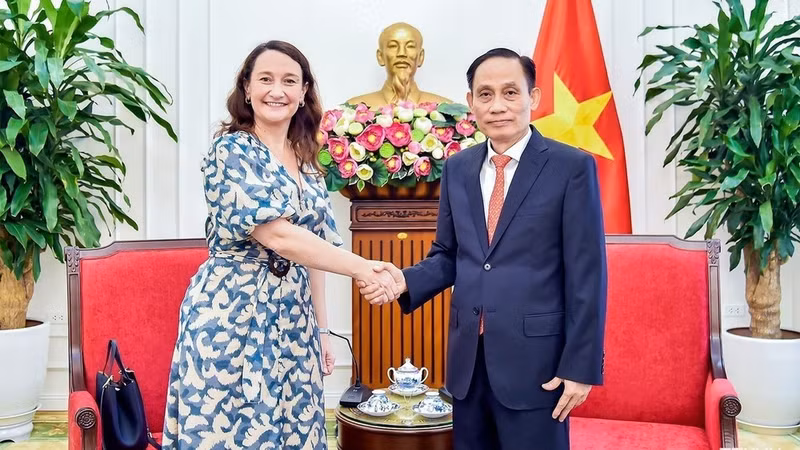 El miembro del Buró Político y ministro de Relaciones Exteriores de Vietnam, Le Hoai Trung, recibe a Valeria Csukasi Cabrera, viceministra de Relaciones Exteriores de Uruguay. (Foto: VNA)