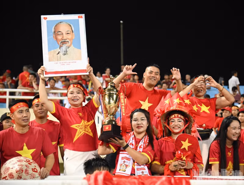 Los espectadores acuden al estadio para animar a la selección nacional.