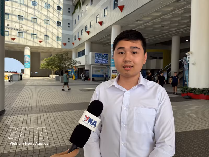 El estudiante Pham Hai Binh en la entrevista. (Foto: VNA)