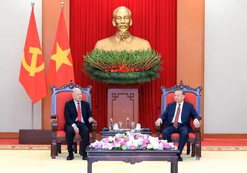 El secretario general del Partido Comunista y presidente de Vietnam, To Lam, recibe al coordinador nacional del Partido del Trabajo de México, Alberto Anaya Gutiérrez. (Foto: Nhan Dan)