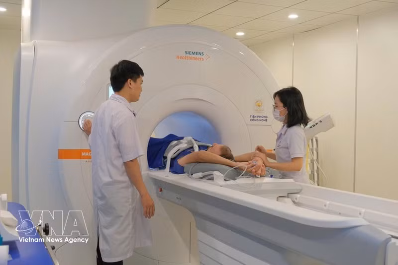 Chequeo médico con equipos modernos en hospital vietnamita. (Foto: VNA)