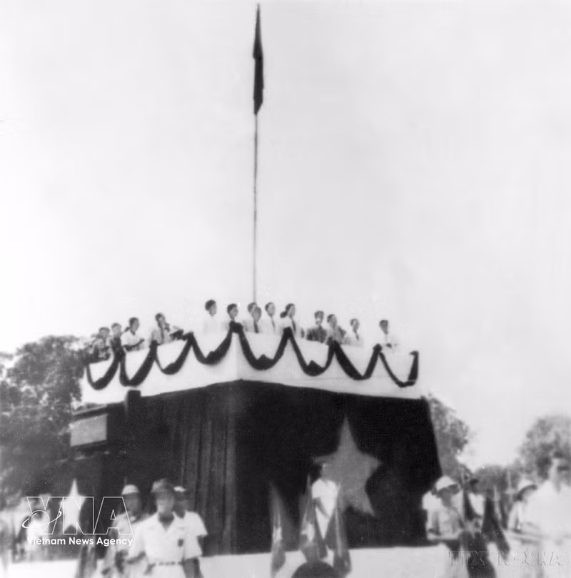 El 2 de septiembre de 1945, en la plaza Ba Dinh de Hanói, el Presidente Ho Chi Minh lee la “Declaración de Independencia”, proclamando el nacimiento de la República Democrática de Vietnam, primer Estado democrático popular del Sudeste Asiático.