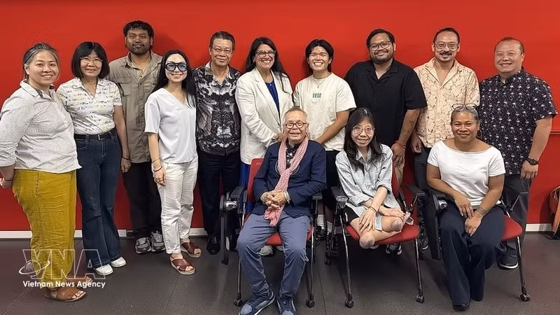 Representantes de la filial de la VAVA en Ciudad Ho Chi Minh se reúnen con amigos estadounidenses. (Foto: VNA)