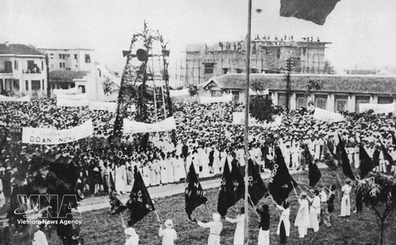 La campaña por la democracia de 1936-1939, desarrollada contra las fuerzas reaccionarias coloniales y sus colaboradores, el fascismo y la guerra, y en favor de la libertad, el sustento y la paz, contribuyó a generar un amplio movimiento revolucionario y fue considerada un ensayo para la victoria de la Revolución de Agosto de 1945. En la foto: Mitin con motivo del Día Internacional del Trabajo, celebrado el 1 de mayo de 1938 en el recinto de la Exposición de Hanoi, actual Palacio de la Amistad Vietnam-Soviética.