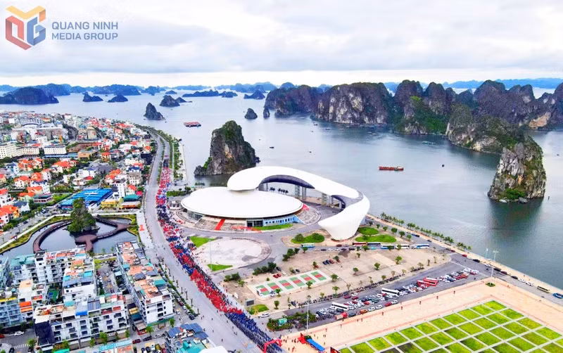 Quang Ninh cuenta con grandes ventajas en paisajes e infraestructuras para impulsar el turismo deportivo. (Foto: baoquangninh.vn)