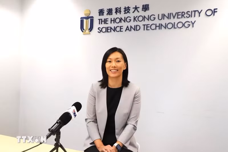 La profesora Emily M. Nason, directora de admisiones de grado de la Universidad de Ciencia y Tecnología de Hong Kong (HKUST), en la entrevista. (Foto: VNA)