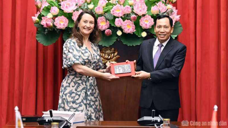 El teniente general Le Van Tuyen, miembro del Comité Central del Partido y viceministro de Seguridad Pública de Vietnam, recibe a la viceministra de Relaciones Exteriores de Uruguay, Valeria Csukasi. (Foto: cand.vn)