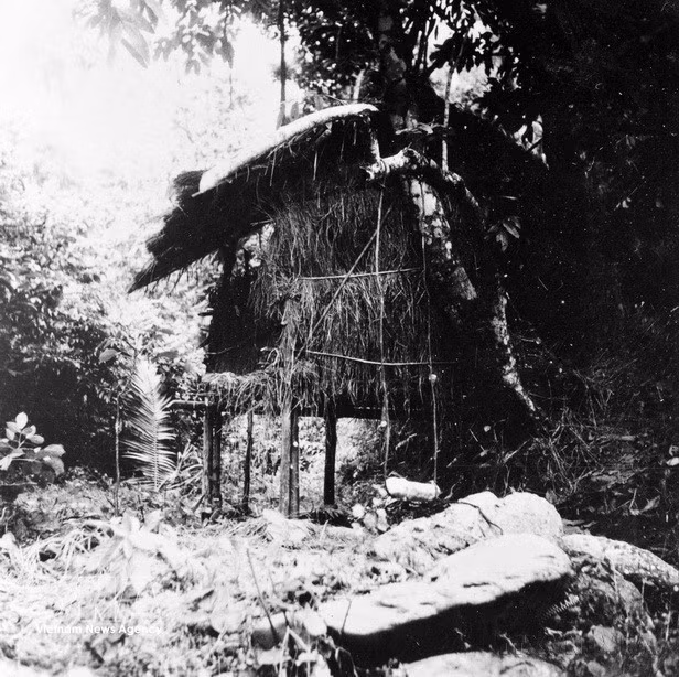 La cabaña de Khuoi Nam, en Pac Bo, comuna de Truong Ha, distrito de Ha Quang, provincia de Cao Bang, donde se celebró en mayo de 1941 la VIII Conferencia del Comité Central del Partido Comunista de Indochina. La conferencia decidió priorizar la liberación nacional y fundó el Frente Viet Minh.