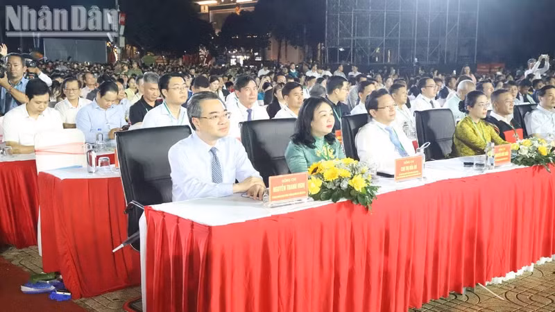 Nguyen Thanh Nghi, miembro del Buró Político, secretario del Comité Central del Partido Comunista de Vietnam y jefe de su Comisión de Políticas y Estrategias, asiste al evento.