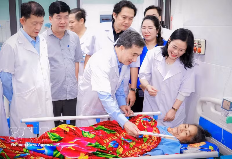 El viceministro de Salud Pública Tran Van Thuan visita a un paciente. (Foto: VNA)