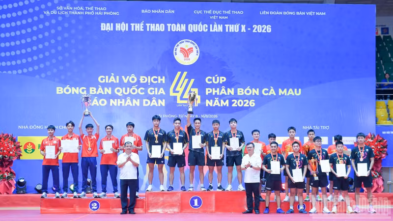 El Comité Organizador entregan las medallas y el trofeo a los equipos ganadores de la prueba por equipos masculinos. (Foto: Nhan Dan)